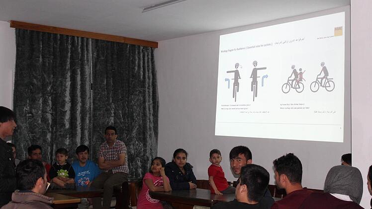 Flüchtlinge bekommen Fahrräder geschenkt: erst die Theorie und dann die Praxis I