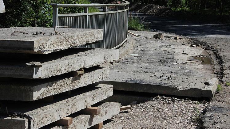 An der Kremnitzbrücke wurden die Deckplatten der Brückenkappen entfernt, weil die Trassenführung leicht verändert wird.  Foto: Friedwald Schedel