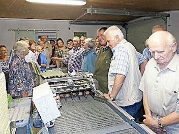 Zum Abschluss der Besichtigung des Biohofes erklärte Fritz Rösch (Bildmitte) seinen Gästen das Kennzeichnen und Verpacken der Eier für den Weitertransport zum Betrieb der Kasendorfer Frischeier. Mit im Bild (Vierter von rechts) ist der Kreisvorsitzende Erhard Hildner. Foto: kpw