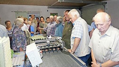 Zum Abschluss der Besichtigung des Biohofes erklärte Fritz Rösch (Bildmitte) seinen Gästen das Kennzeichnen und Verpacken der Eier für den Weitertransport zum Betrieb der Kasendorfer Frischeier. Mit im Bild (Vierter von rechts) ist der Kreisvorsitzende Erhard Hildner. Foto: kpw