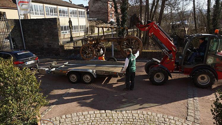 Der Wagen wird verladen.Foto: Arkadius Guzy