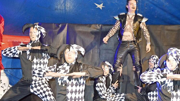 Das M&auml;nnerballett z&auml;hlt zu den Aktivposten des Dobenreuther Weiberfaschings. Fotos: Markus Hahn