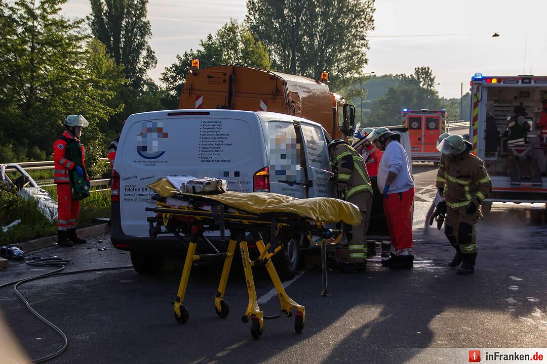 Schwerer Unfall in Fürth: Kleintransporter kracht in Kehrfahrzeug