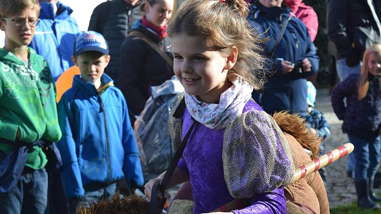 Prinzessin Noel, sieben Jahre alt, zieht mit der Lanze unterm Arm ins Gefecht. Foto: Daniela Pondelilcek