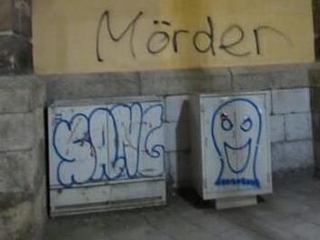 Gestern gelang es Beamten der  Hofer Polizei, einen 24-jährigen Graffitisprayer dingfest zu machen. Gegen 20 Uhr klickten die Handschellen. Symbolfoto: Daniel Karmann/dpa