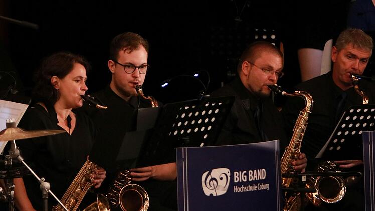Impressionen vom Auftritt des Hochschulchores "Die Klangfänger" und der Hochschul-Bigband im Coburger KongresshausFoto: Jochen Berger