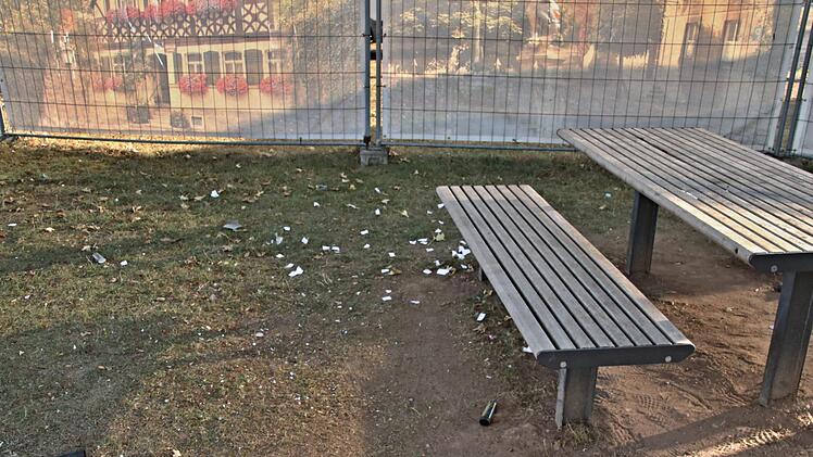 Verunreinigungen und leere Getränkebecher sind im Umfeld der Sitzgruppen festzustellen.Helmut Will