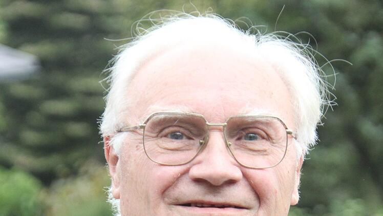 Georg Dinkel führt ein privates Archiv über Pressig und sein Bahnhofsgelände. Foto: Andreas Schmitt