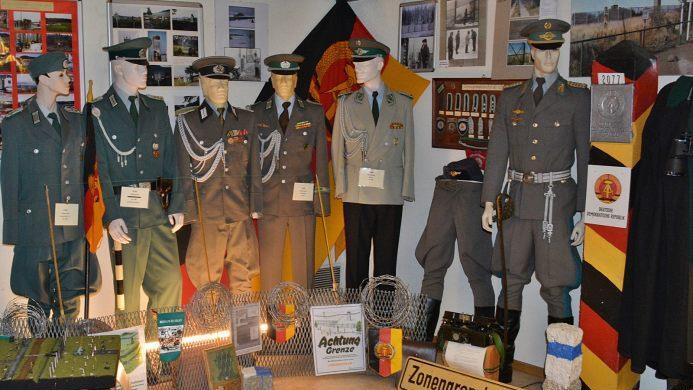 Uniformen der ehemaligen DDR, sowie Exponate aus den Zeiten, als es die Grenzpolizei und den Zoll in Rhön-Grabfeld noch gab. Hanns Friedrich