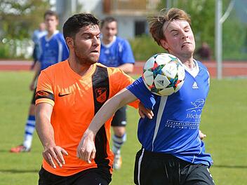 Ein Bild aus einer Zeit, in der beide Vereine noch gegeneinander spielten: So wie damals, in der A-Klassen-Saison 2014/15, als der ASV Höchstadt mit Alexander Risch (rechts) gegen die SG Gremsdorf mit Burak Celikbas kämpfte, so gehen die einzelnen Vereine auch ab diesem Sommer getrennte Wege. Archivfoto: Picturedrams