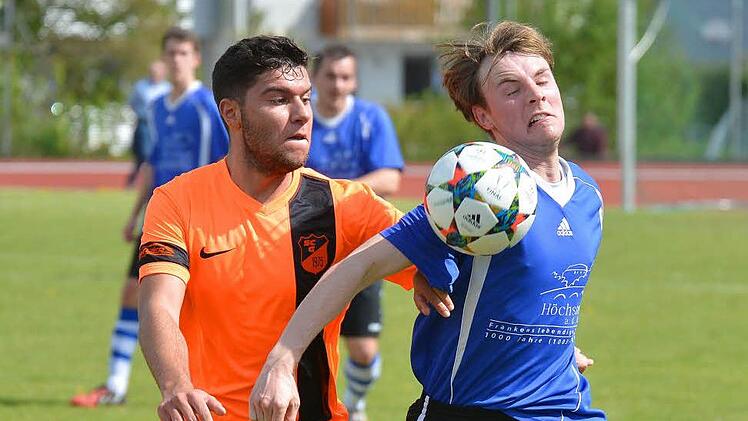 Ein Bild aus einer Zeit, in der beide Vereine noch gegeneinander spielten: So wie damals, in der A-Klassen-Saison 2014/15, als der ASV Höchstadt mit Alexander Risch (rechts) gegen die SG Gremsdorf mit Burak Celikbas kämpfte, so gehen die einzelnen Vereine auch ab diesem Sommer getrennte Wege. Archivfoto: Picturedrams