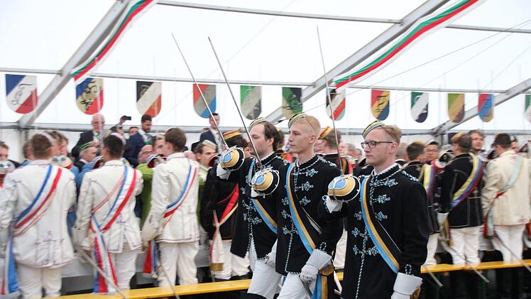 Die Chargierten der Vorpräsidierenden Alemanno Palatia Erlangen. Foto: Simone Bastian