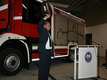 B&uuml;rgermeister Wolfgang Beiergr&ouml;&szlig;lein h&auml;lt den symbolischen Schl&uuml;ssel f&uuml;r das neue HLF 20 hoch.Maria L&ouml;ffler