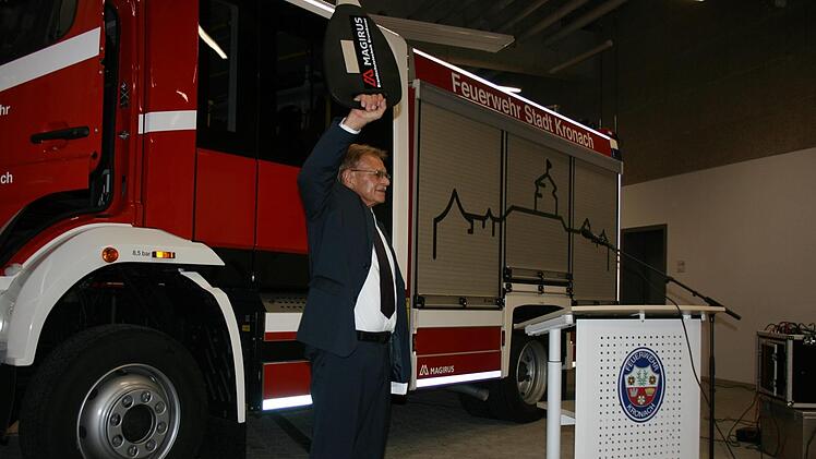 B&uuml;rgermeister Wolfgang Beiergr&ouml;&szlig;lein h&auml;lt den symbolischen Schl&uuml;ssel f&uuml;r das neue HLF 20 hoch.Maria L&ouml;ffler