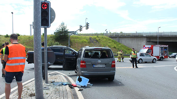 Fahrzeuge kollidieren nach Rotlichtverstoß an Autobahnauffahrt