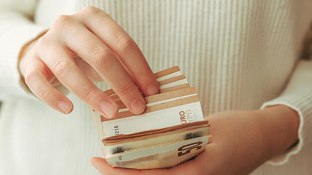 Geld zählen, Geld, Euro, Steuer, Steuererklärung