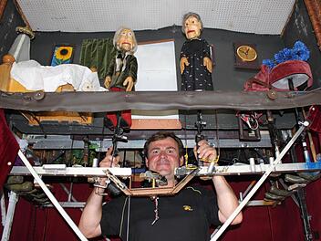 Ein-Mann-Theater: Von unten bewegt Alfred Büttner die Puppen, während er gleichzeitig die Dialoge spricht. Fotos: Ulrike Müller