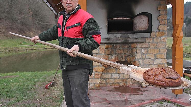 Norbert Henning serviert das Endprodukt.