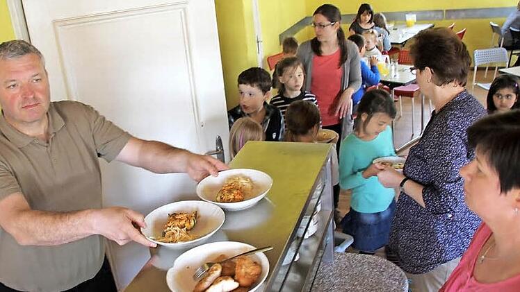 Schnitzel oder auch eine vegetarische Variante reichte Bürgermeister Hennemann an die Schüler aus.Fotos: Ralf Kestel