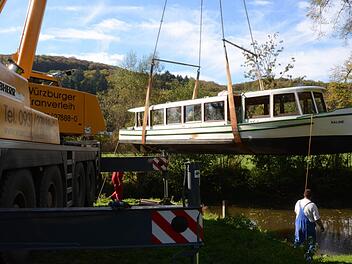 Das Aufstellen des schweren Autokranes hat mehr Zeit gekostet als die "Saline" und die "Kissingen" aus dem Wasser zu heben. Für die "Saline" wurden 20 Minuten benötigt, die "Kissingen" mit stolzem Wimpel am Bug, schaffte den "Landgang" sogar in 15 Minuten. Fotos: Peter Rauch