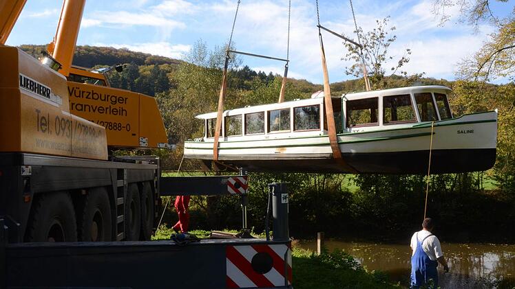 Das Aufstellen des schweren Autokranes hat mehr Zeit gekostet als die "Saline" und die "Kissingen" aus dem Wasser zu heben. Für die "Saline" wurden 20 Minuten benötigt, die "Kissingen" mit stolzem Wimpel am Bug, schaffte den "Landgang" sogar in 15 Minuten. Fotos: Peter Rauch