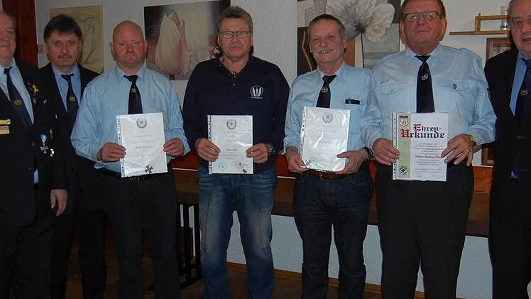 Die weiteren Geehrten von links: Vorsitzender Gerhard Heilmann, Kreisvorsitzender Klaus Lutz, Arnold Heilmann, Franz Appel, Herbert Fröhlich und Bez.Vorsitzender Franz Sennefelder.