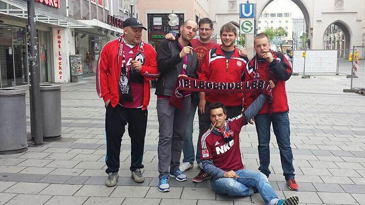 Nach einer langen Nacht und wenig Schlaf ging es mit Zigarre in die Stadt zum Frühshoppen. Danach mit dem Taxi Richtung Stadion.