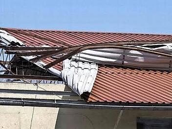 Auf einer Lagerhalle in der Zeiler Straße in Haßfurt hat der Sturm ein Blechdach regelrecht aufgerollt. Ein weiterer Teil des Daches wurde heruntergerissen und landete auf einem Nachbargrundstück.  Foto: René Ruprecht
