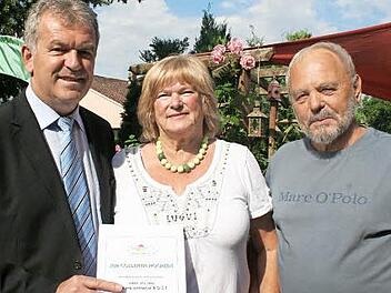 Bürgermeister Hans Beck (links) gratuliert Peter und Hannelore Rost zur goldenen Hochzeit. Foto: Evi Seeger