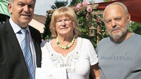 Bürgermeister Hans Beck (links) gratuliert Peter und Hannelore Rost zur goldenen Hochzeit. Foto: Evi Seeger