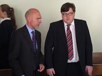 Im Mai stand er wegen Untreue vor Gericht, die Strafe dafür hat er bekommen. Nun droht Matthias Schneiderbanger (rechts, mit Anwalt Till Wagler) erneut Ärger.  Foto: Glössner-Möschk/Archiv