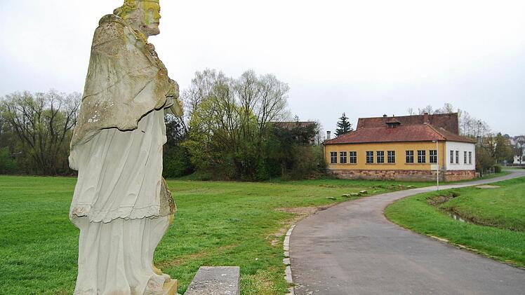 Da hilft nur Beten: Bauamt hat keine Lösung gegen Überschwemmung des Fußweges zwischen Gasthaus Adler (hinten) und Sportplatz.  Foto: Sigismund von Dobschütz