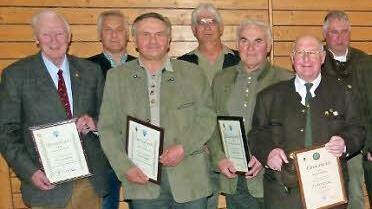 Anlässlich der Hauptversammlung wurde die langjährige Treue belohnt.  Fotos: Lothar Weidner