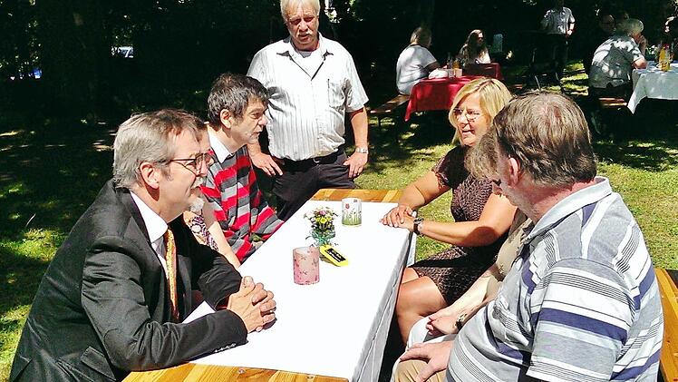 Sie feierten das zehnjährige Bestehen der Tagesstätte: (von links) Pfarrer Jochen Keßler-Rosa, Vorstandsvorsitzender des Diakonischen Werks Schweinfurt, Elke Krug, Diakonie-Bereichsleiterin Soziale Dienste, Tagesstätten-Leiter Jürgen Wolfer und Ergatherapeutin Janette Heß  Foto: Tagesstätte