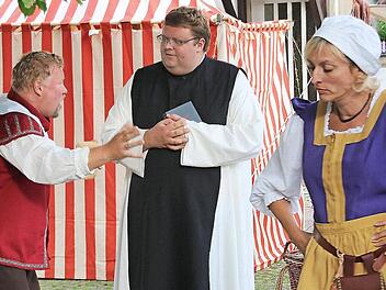 Beim Hans-Sachs-Spiel gab Andreas Trägner (Mitte), den man sonst eher als 2. Bürgermeister kennt, seinen Einstand als Pfarrer. Rudi Rippstein spielte den etwas tumben Ehemann, Monika Petsch sehr überzeugend die herrische Ehefrau.  Fotos: Dieter Britz