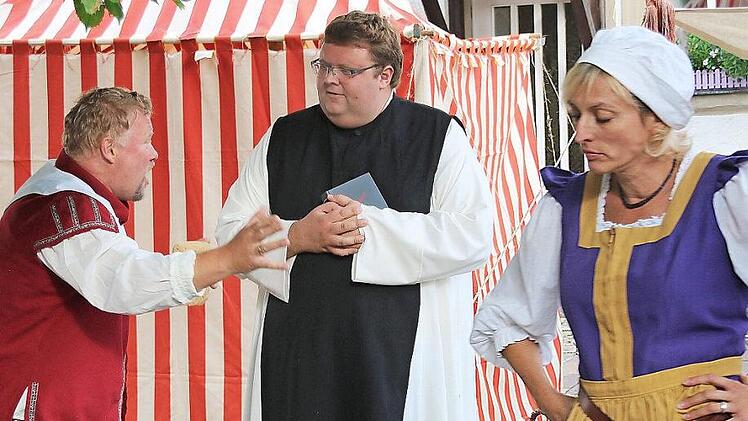 Beim Hans-Sachs-Spiel gab Andreas Trägner (Mitte), den man sonst eher als 2. Bürgermeister kennt, seinen Einstand als Pfarrer. Rudi Rippstein spielte den etwas tumben Ehemann, Monika Petsch sehr überzeugend die herrische Ehefrau.  Fotos: Dieter Britz