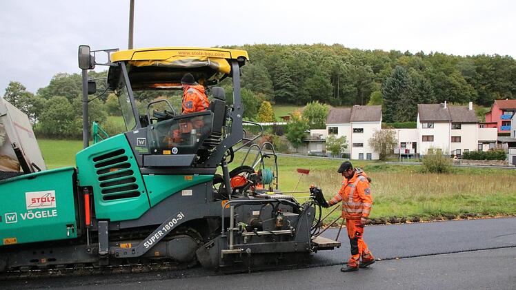 Die Bundesstraße durch Arnshausen wurde gestern asphaltiert, kommende Woche folgt die Verschleißschicht. Foto: Ralf Ruppert