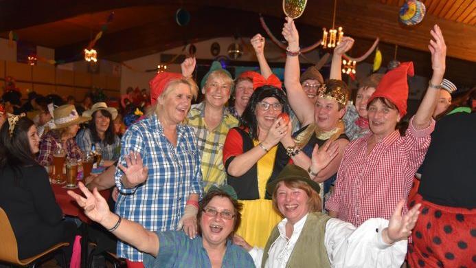 Schneewittchen und sieben Zwerge amüsierten sich köstlich beim Weiberfasching. Foto: Gabi Arnold