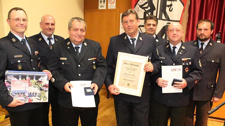 Besonders ausgezeichnet wurden von links nach rechts Markus Dück (besondere Verdienste) Vorsitzender Roland Säum, Georg Krapp (Bayerische Ehrenkreuz in Silber) Georg Keilholz (Ernennung zum Ehrenmitglied) Kommandant Jochen Bauer, Thomas Säum (Bayerische Ehrenkreuz in Silber) stellvertretender Kommandant Christian Kunstmann. Fotos: Roland Dietz