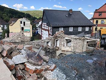 Die Abrissarbeiten in der Stadtmitte von Wallenfels haben begonnen. Foto: Alexander Löffler