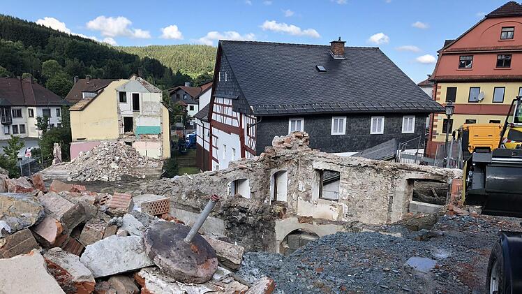Die Abrissarbeiten in der Stadtmitte von Wallenfels haben begonnen. Foto: Alexander Löffler