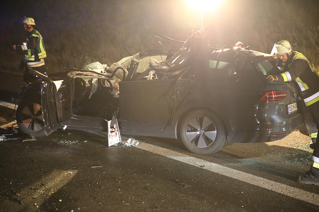 Unfall auf der A6: Auto kracht in Lkw-Heck
