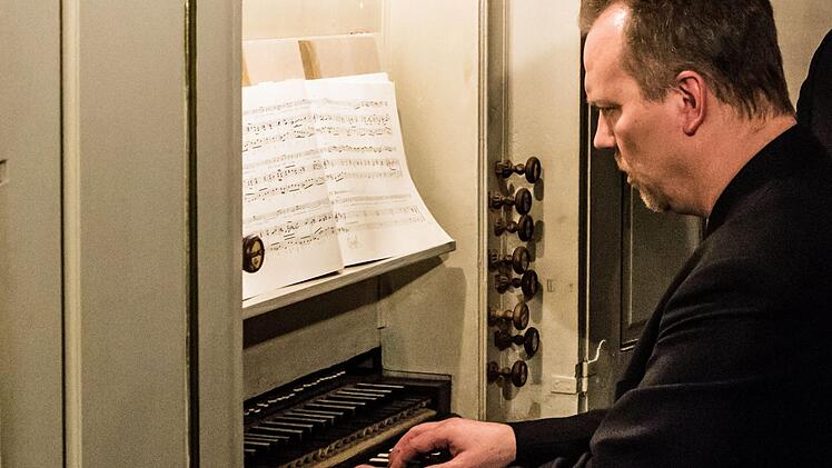 Stimmungsvoll: Ein Projektchor mit Sängern aus der Region Coburg, aus Thüringen, Sachsen und Sachsen-Anhalt gestaltete ein Konzert in Niederfüllbach.Foto: Jochen Berger