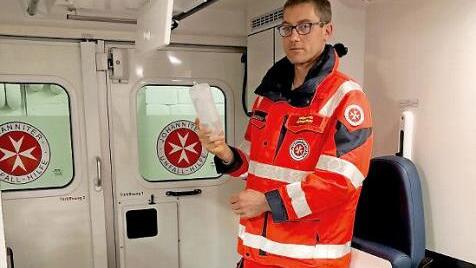 R&uuml;diger Lutz ist unter anderem f&uuml;r die Ausr&uuml;stung des Rettungswagens zust&auml;ndig. Foto: privat