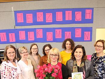 Ein Willkommen in Pink: Anja Weigand-Hartmann (Mitte)  mit einem Teil des Kollegiums. Benedikt Borst