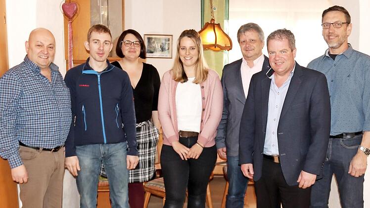 Dieter Rödel, Steffen Brehm, Sandra Pfeiffer, Christina Schorr, Bürgermeister Norbert Walter, Rainer Endreß, Raimund Kratz (v. l.) Foto: Blum