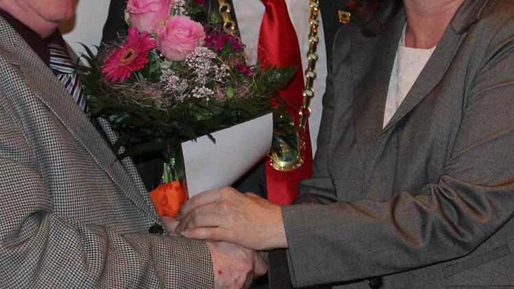 Manfred Fausten vereidigte als ältestes Stadtratsmitglied den neuen Bürgermeister Jürgen Hennemann und überreichte dessen Ehefrau Simone einen Blumenstrauß.
