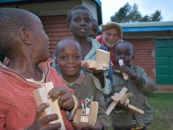 Die übrig gebliebenen Holzstücke aus der Arbeit von Peter Klug waren bei den kenianischen Kindern als Bauklötze heiß begehrt. Fotos: privat