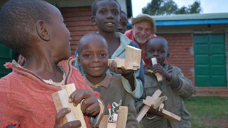 Die übrig gebliebenen Holzstücke aus der Arbeit von Peter Klug waren bei den kenianischen Kindern als Bauklötze heiß begehrt. Fotos: privat