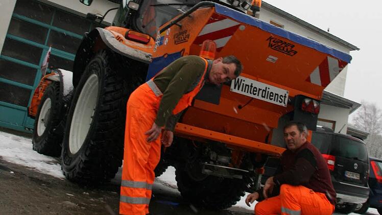 Der Grafengehaiger Kommunaltraktor ist in letzter Zeit öfters im Marktleugaster Bauhof anzutreffen. Der Grafengehaiger Bauhofchef Klaus Keil (links) stimmt dort mit seinem Marktleugaster Kollegen Fredi Ott (rechts) gemeinsame Einsätze ab. Oder sie tauschen Gerätschaften aus. Foto: Matthias Beetz